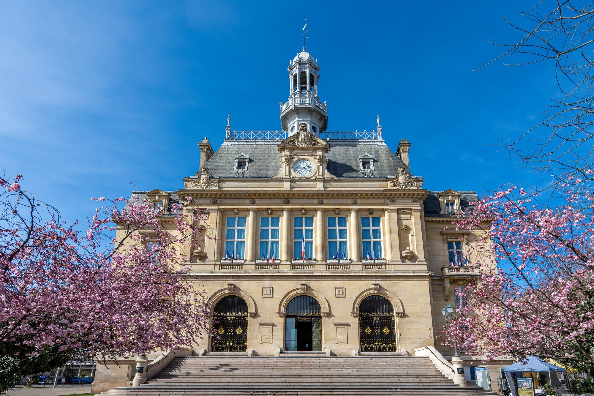 Hôtel de ville d'Asnières-sur-Seine au printemps