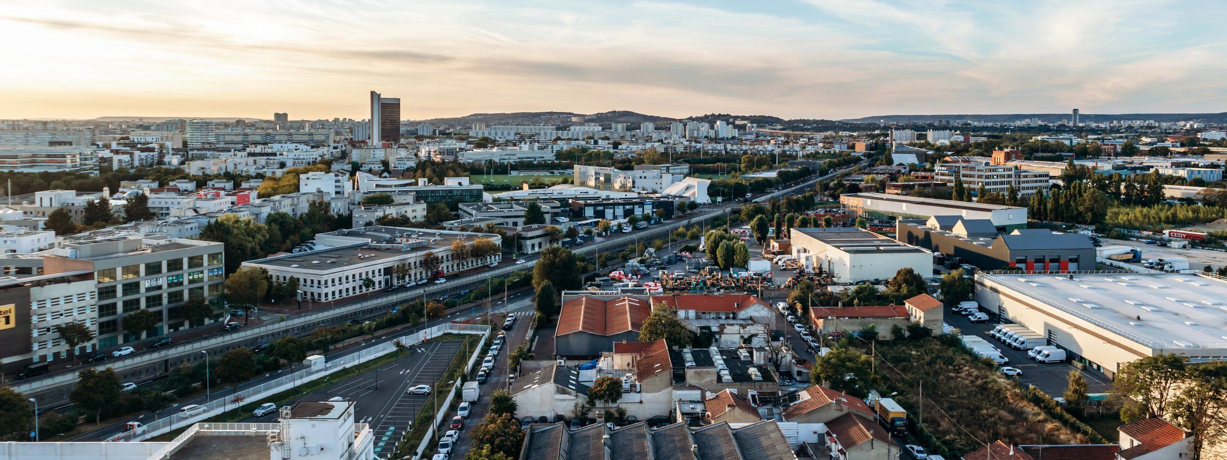 Vue panoramique d'Asnières-sur-Seine au coucher du soleil