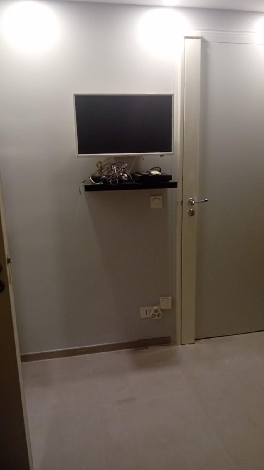 Porte d'entrée blanche avec poignée et cylindre de sécurité