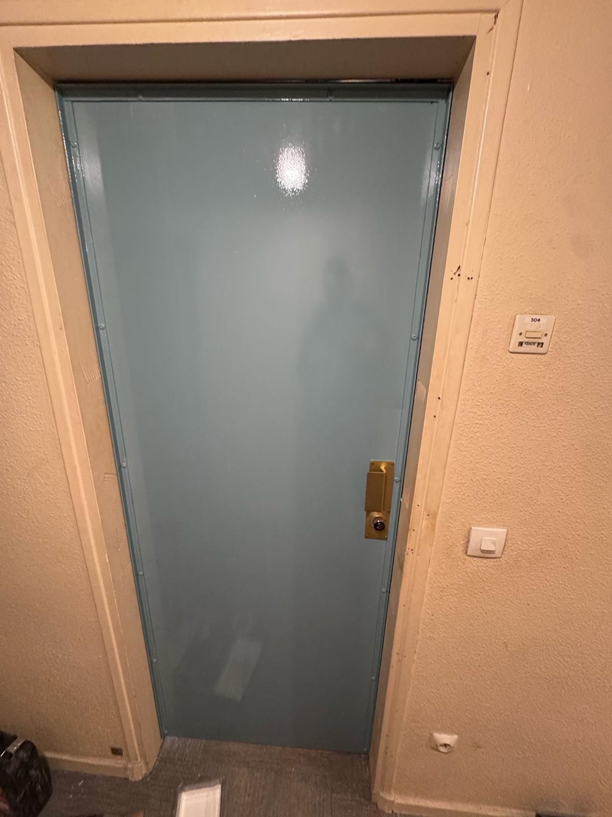 Porte blindée bleue avec garniture laiton après pose