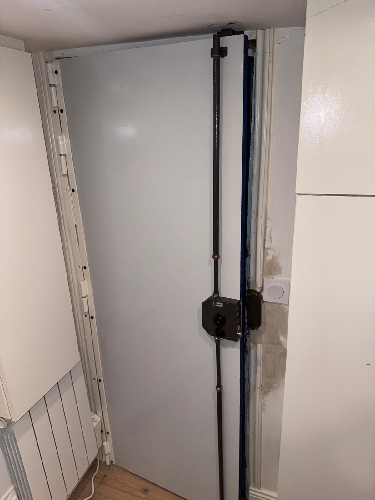 Crémone multipoints verticale côté intérieur d'une porte blindée