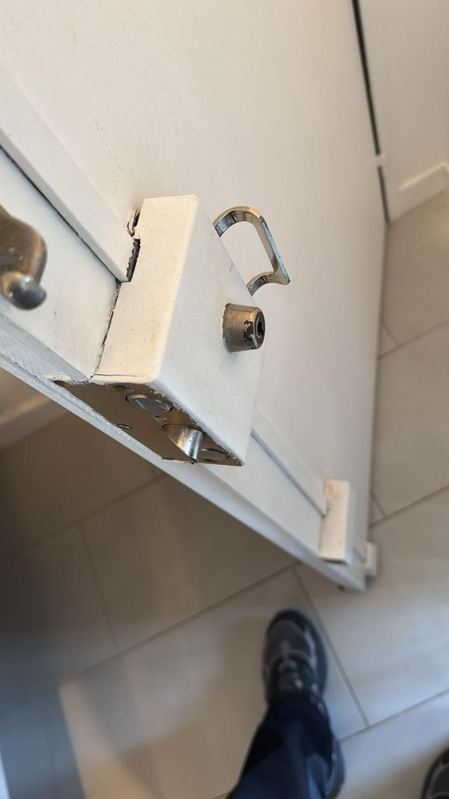 Gros plan sur le pêne et le cylindre d'une serrure en applique
