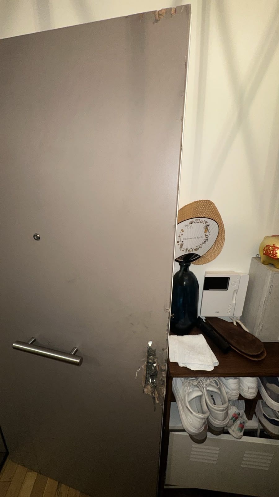 Panneau de porte d'appartement éclaté au niveau de la serrure après effraction